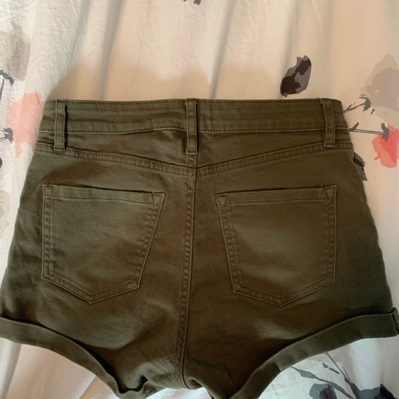 Khaki green H&M jean shorts, in size 4. - Picture 2 of 4